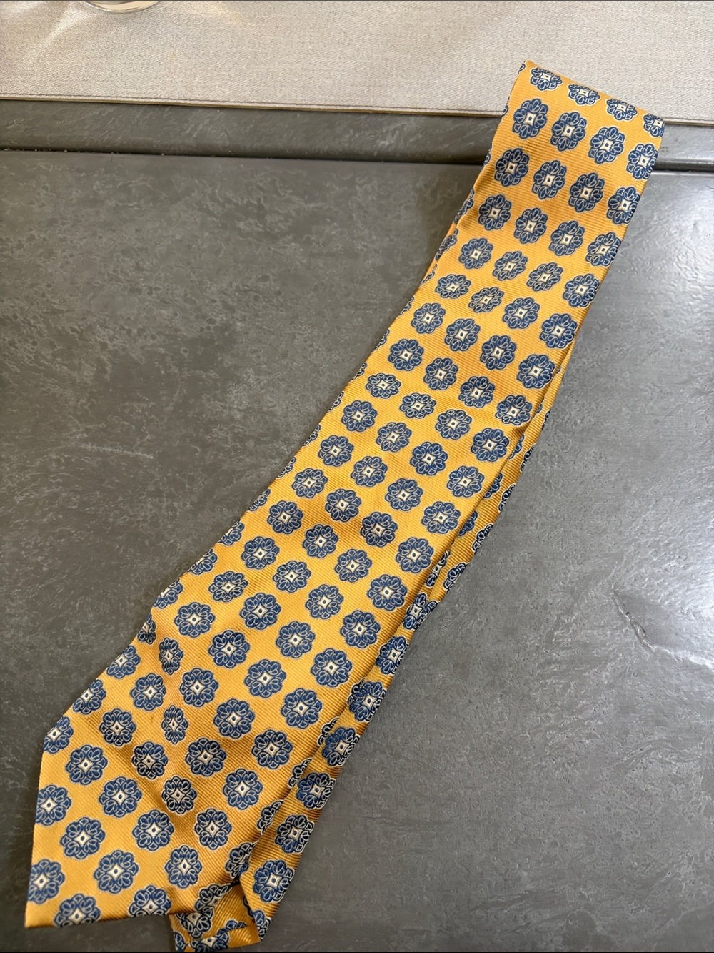 Barneys New York Yellow & Blue Medallion Men's Tie